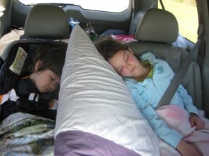 kids-asleep-car