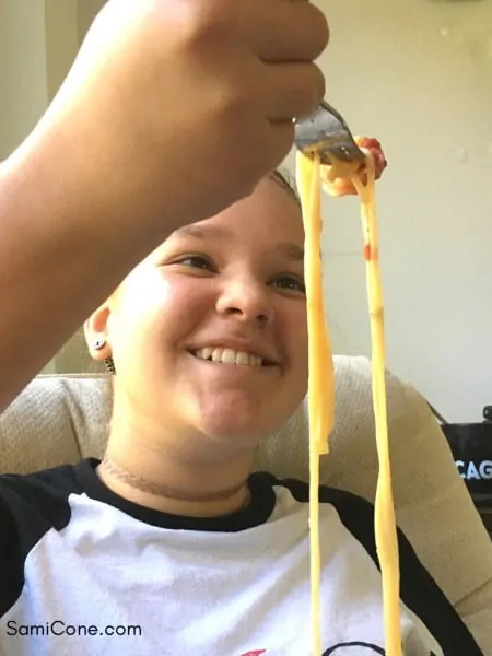 girl-with-pasta-noodle-eating